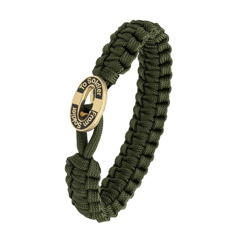 From Soldier to Soldier armbånd i armygrøn faldskærmsline med oval forgyldt lås med sort emalje 19–23 cm